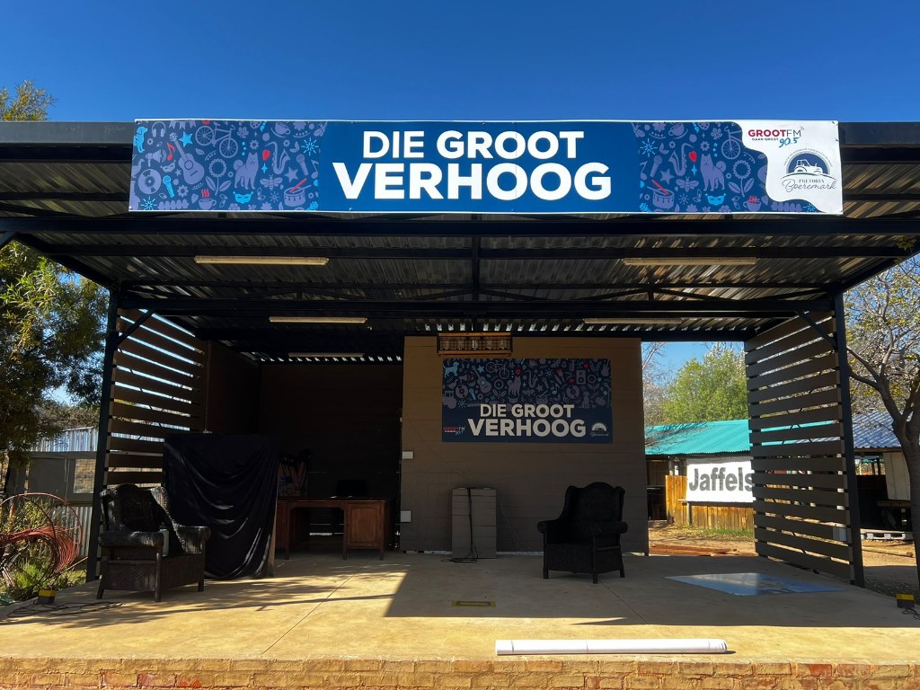 Die Groot Verhoog outdoor stage with GrootFM 90.5 and Pretoria Boeremark banner branding by Plan Photo Repro